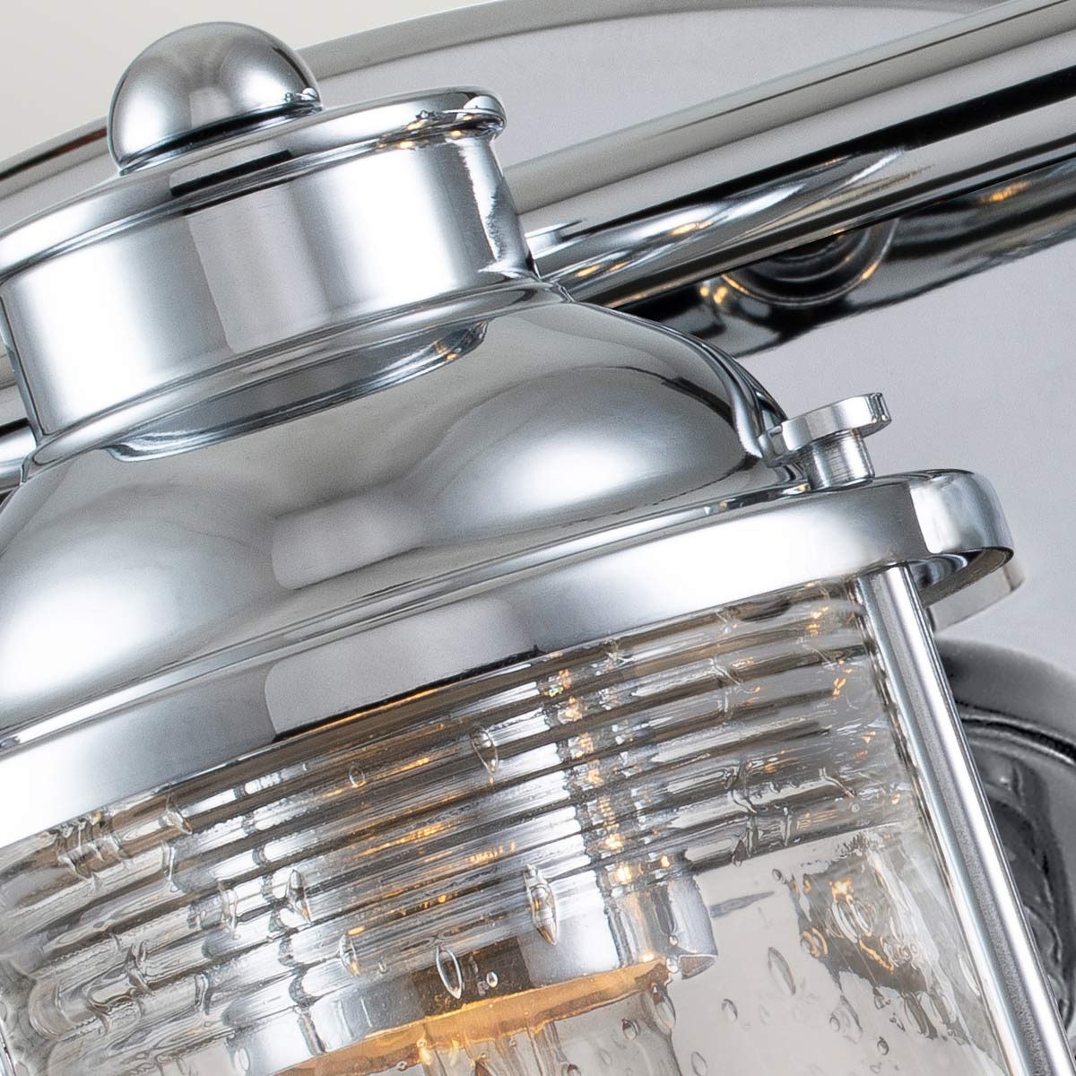 Ashland Bay 60cm Chroom badkamerlamp Van Elstead Lighting - Gemaakt van staal en glas, heeft het een luxe gepolijste chromen afwerking en drie prachtig getextureerde glazen die het licht verspreiden.