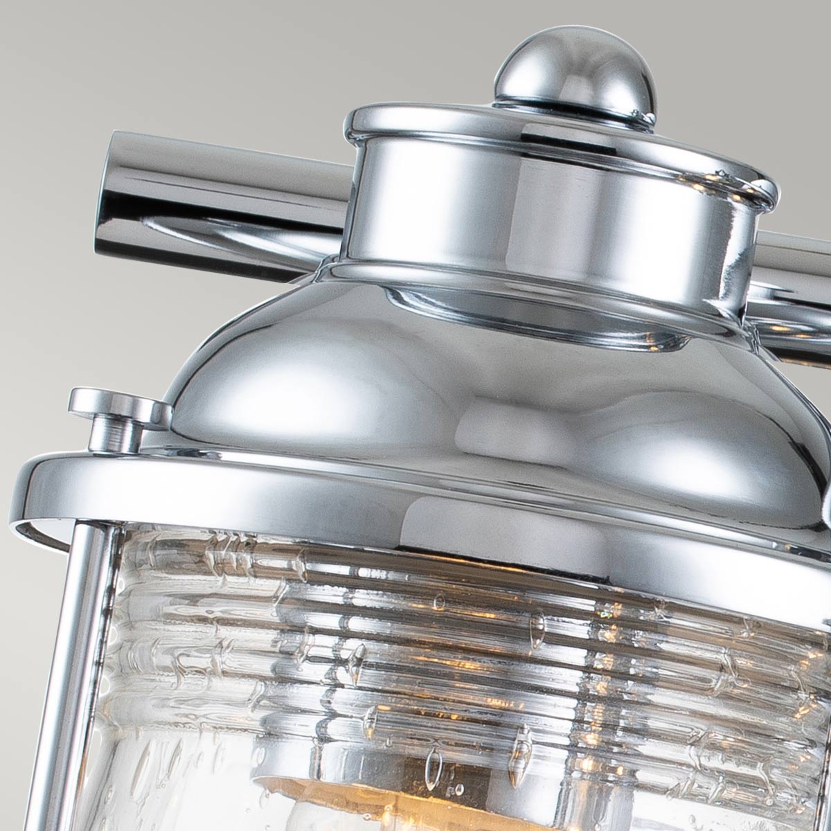 Ashland Bay 60cm Chroom badkamerlamp Van Elstead Lighting - Gemaakt van staal en glas, heeft het een luxe gepolijste chromen afwerking en drie prachtig getextureerde glazen die het licht verspreiden.