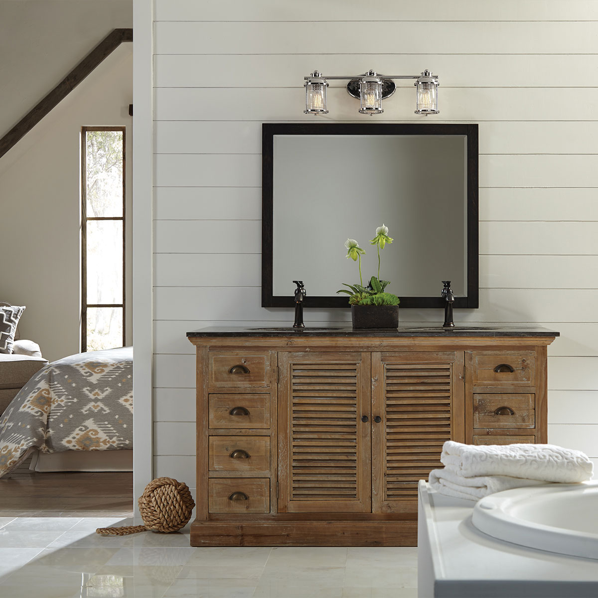 Ashland Bay 60cm Chroom badkamerlamp Van Elstead Lighting - Gemaakt van staal en glas, heeft het een luxe gepolijste chromen afwerking en drie prachtig getextureerde glazen die het licht verspreiden.