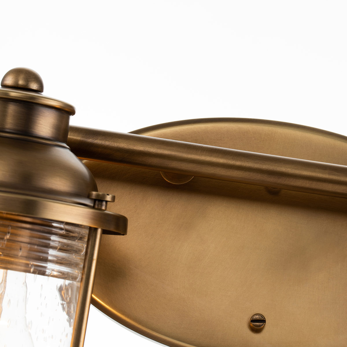 Ashland Bay 85cm Messing badkamerlamp Van Elstead Lighting - Gemaakt van staal en glas, heeft het een luxueuze messing afwerking en vier prachtig getextureerde glazen die het licht verspreiden.