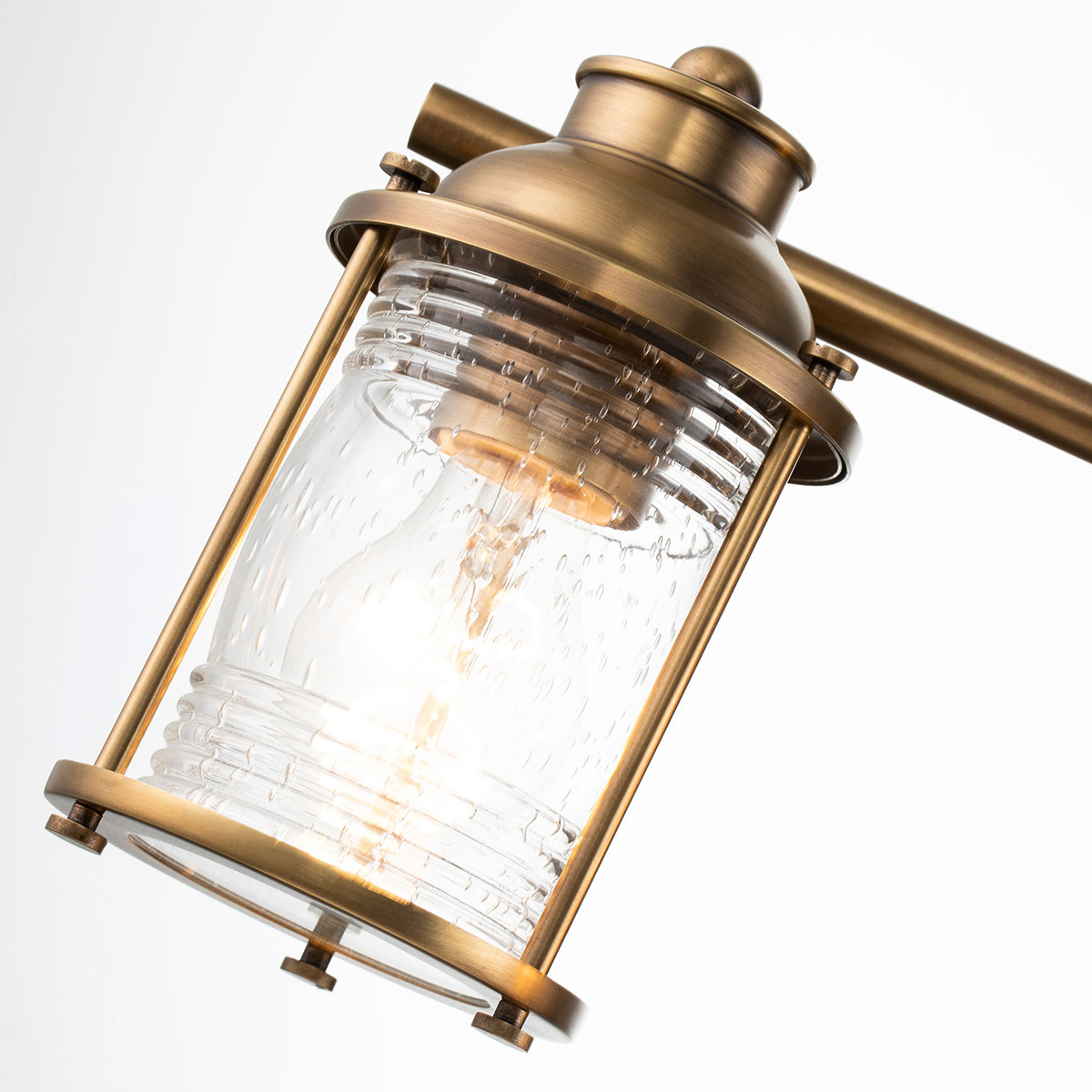 Ashland Bay 85cm Messing badkamerlamp Van Elstead Lighting - Gemaakt van staal en glas, heeft het een luxueuze messing afwerking en vier prachtig getextureerde glazen die het licht verspreiden.