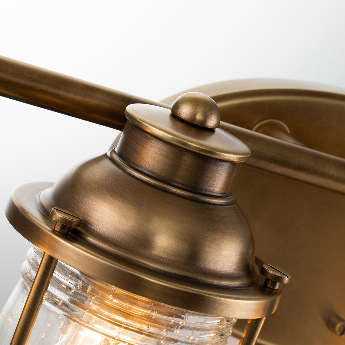 Ashland Bay 85cm Messing badkamerlamp Van Elstead Lighting - Gemaakt van staal en glas, heeft het een luxueuze messing afwerking en vier prachtig getextureerde glazen die het licht verspreiden.