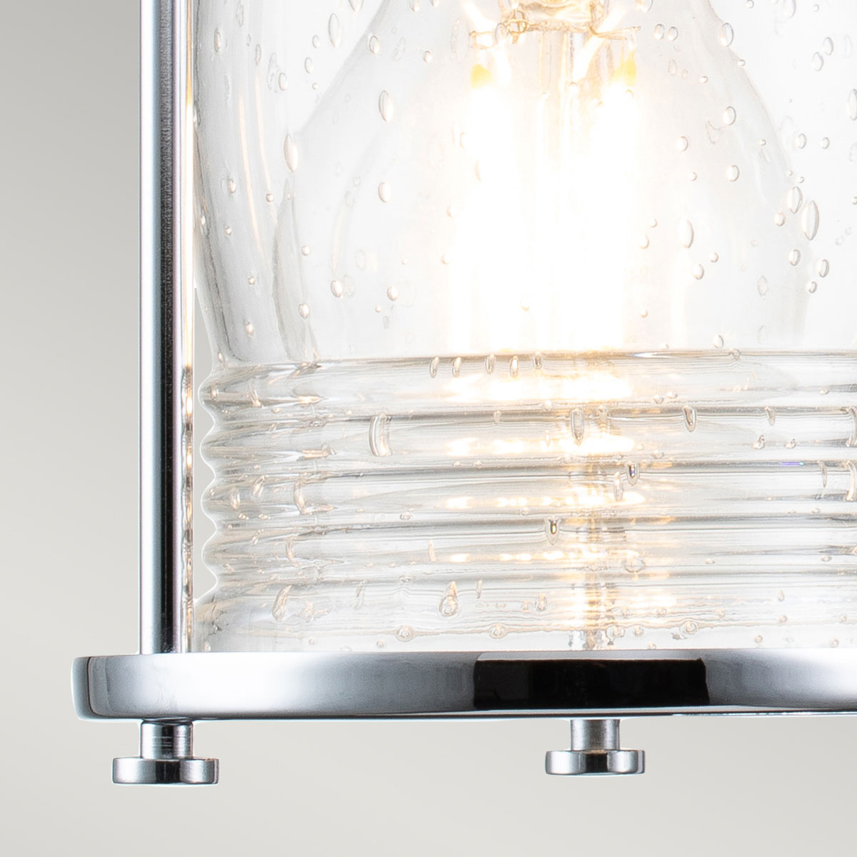 Ashland Bay 85cm Chroom badkamerlamp Van Elstead Lighting - Gemaakt van staal en glas, heeft het een luxe gepolijste chromen afwerking en vier prachtig getextureerde glazen die het licht verspreiden.