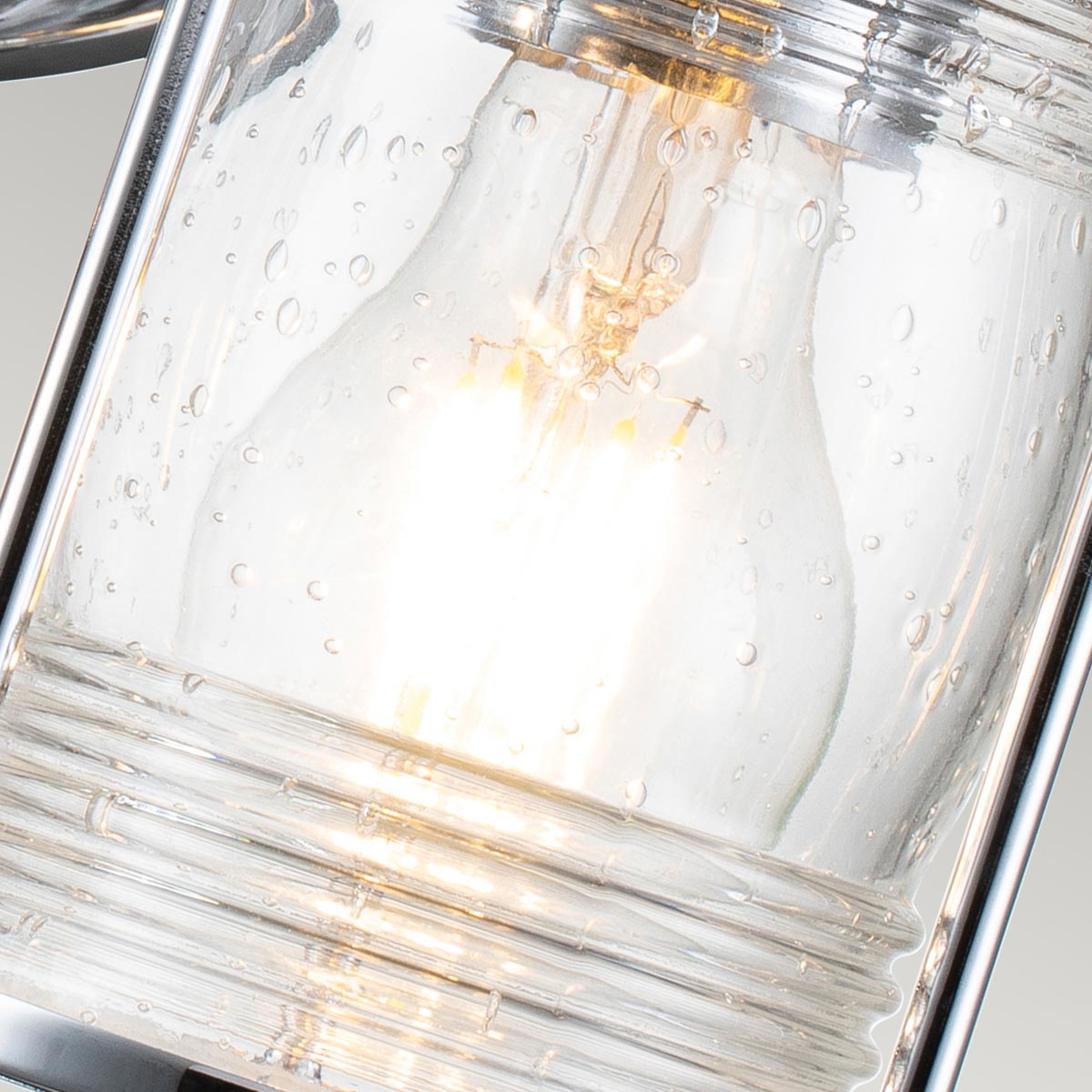Ashland Bay 85cm Chroom badkamerlamp Van Elstead Lighting - Gemaakt van staal en glas, heeft het een luxe gepolijste chromen afwerking en vier prachtig getextureerde glazen die het licht verspreiden.