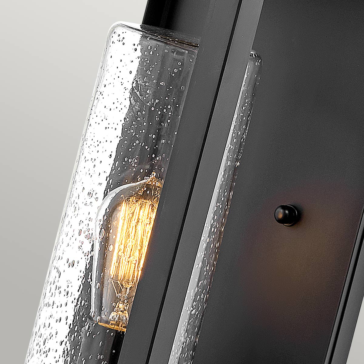Atwater 52cm Zwart buitenlamp Van Elstead Lighting - Med IP44-klassning &auml;r Atwater skyddad mot fukt och v&auml;derp&aring;verkan, vilket g&ouml;r den till en elegant och l&aring;ngvarig l&ouml;sning f&ouml;r entr&eacute;er, uteplatser och tr&auml;dg&aring;rdsmilj&ouml;er.
