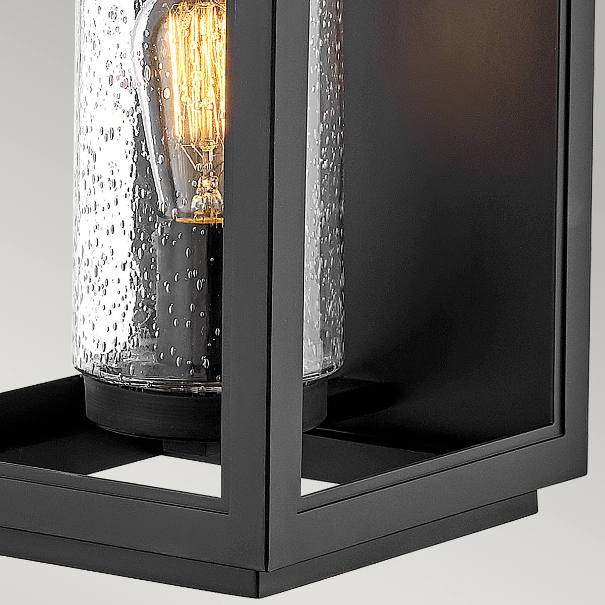 Atwater 52cm Zwart buitenlamp Van Elstead Lighting - Med IP44-klassning &auml;r Atwater skyddad mot fukt och v&auml;derp&aring;verkan, vilket g&ouml;r den till en elegant och l&aring;ngvarig l&ouml;sning f&ouml;r entr&eacute;er, uteplatser och tr&auml;dg&aring;rdsmilj&ouml;er.