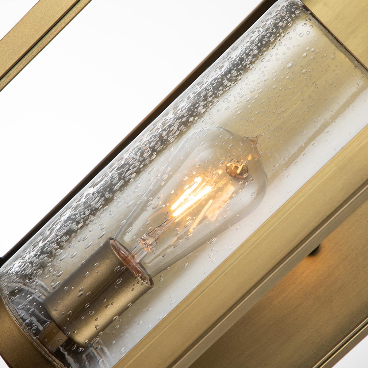 Atwater 52cm Messing buitenlamp Van Elstead Lighting - Med IP44-klassning &auml;r Atwater skyddad mot fukt och v&auml;derp&aring;verkan, vilket g&ouml;r den till en elegant och l&aring;ngvarig l&ouml;sning f&ouml;r entr&eacute;er, uteplatser och tr&auml;dg&aring;rdsmilj&ouml;er.