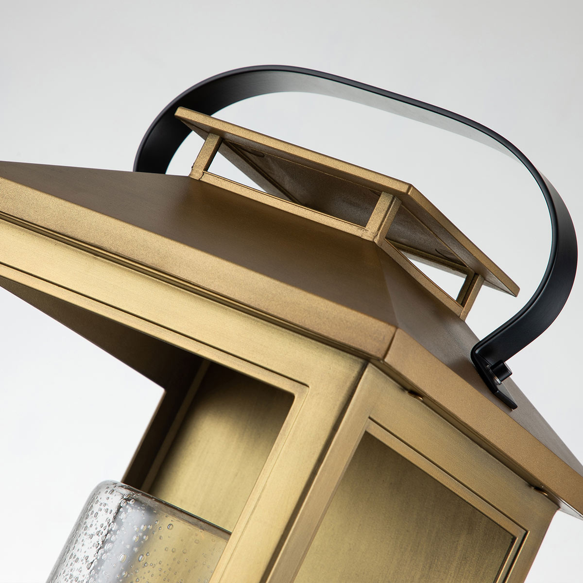 Atwater 52cm Messing buitenlamp Van Elstead Lighting - Med IP44-klassning &auml;r Atwater skyddad mot fukt och v&auml;derp&aring;verkan, vilket g&ouml;r den till en elegant och l&aring;ngvarig l&ouml;sning f&ouml;r entr&eacute;er, uteplatser och tr&auml;dg&aring;rdsmilj&ouml;er.