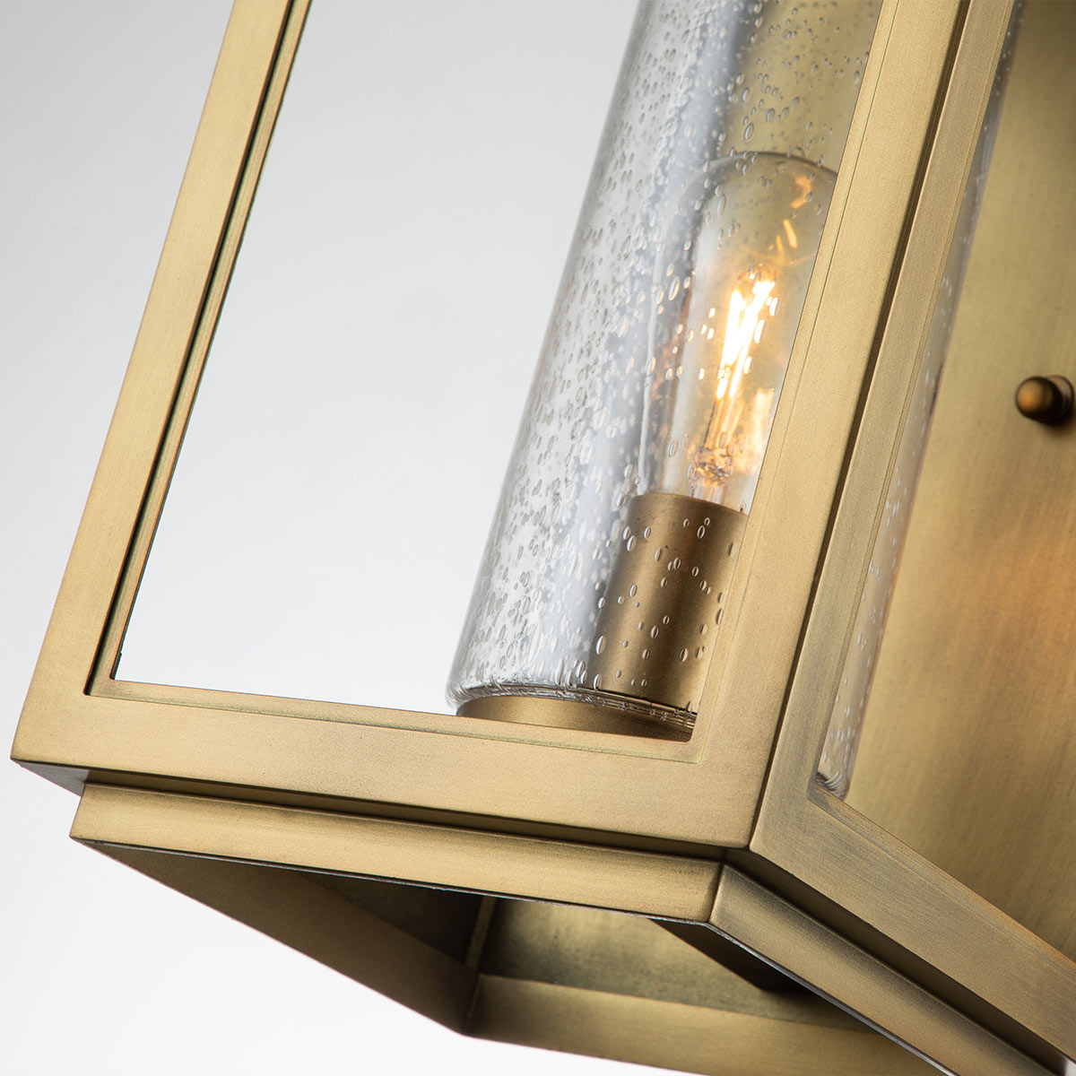 Atwater 52cm Messing buitenlamp Van Elstead Lighting - Med IP44-klassning &auml;r Atwater skyddad mot fukt och v&auml;derp&aring;verkan, vilket g&ouml;r den till en elegant och l&aring;ngvarig l&ouml;sning f&ouml;r entr&eacute;er, uteplatser och tr&auml;dg&aring;rdsmilj&ouml;er.