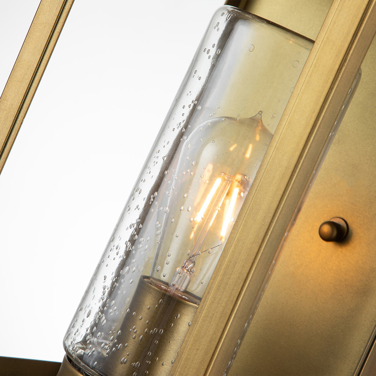 Atwater 45cm Messing buitenlamp Van Elstead Lighting - Med IP44-klassning &auml;r Atwater skyddad mot fukt och v&auml;derp&aring;verkan, vilket g&ouml;r den till en elegant och l&aring;ngvarig l&ouml;sning f&ouml;r entr&eacute;er, uteplatser och tr&auml;dg&aring;rdsmilj&ouml;er.