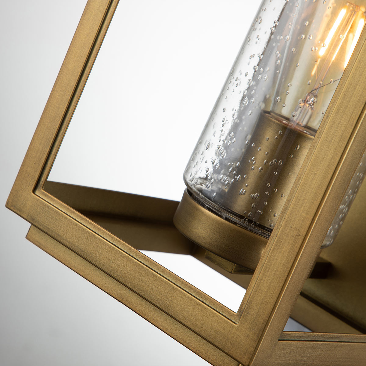 Atwater 45cm Messing buitenlamp Van Elstead Lighting - Med IP44-klassning &auml;r Atwater skyddad mot fukt och v&auml;derp&aring;verkan, vilket g&ouml;r den till en elegant och l&aring;ngvarig l&ouml;sning f&ouml;r entr&eacute;er, uteplatser och tr&auml;dg&aring;rdsmilj&ouml;er.