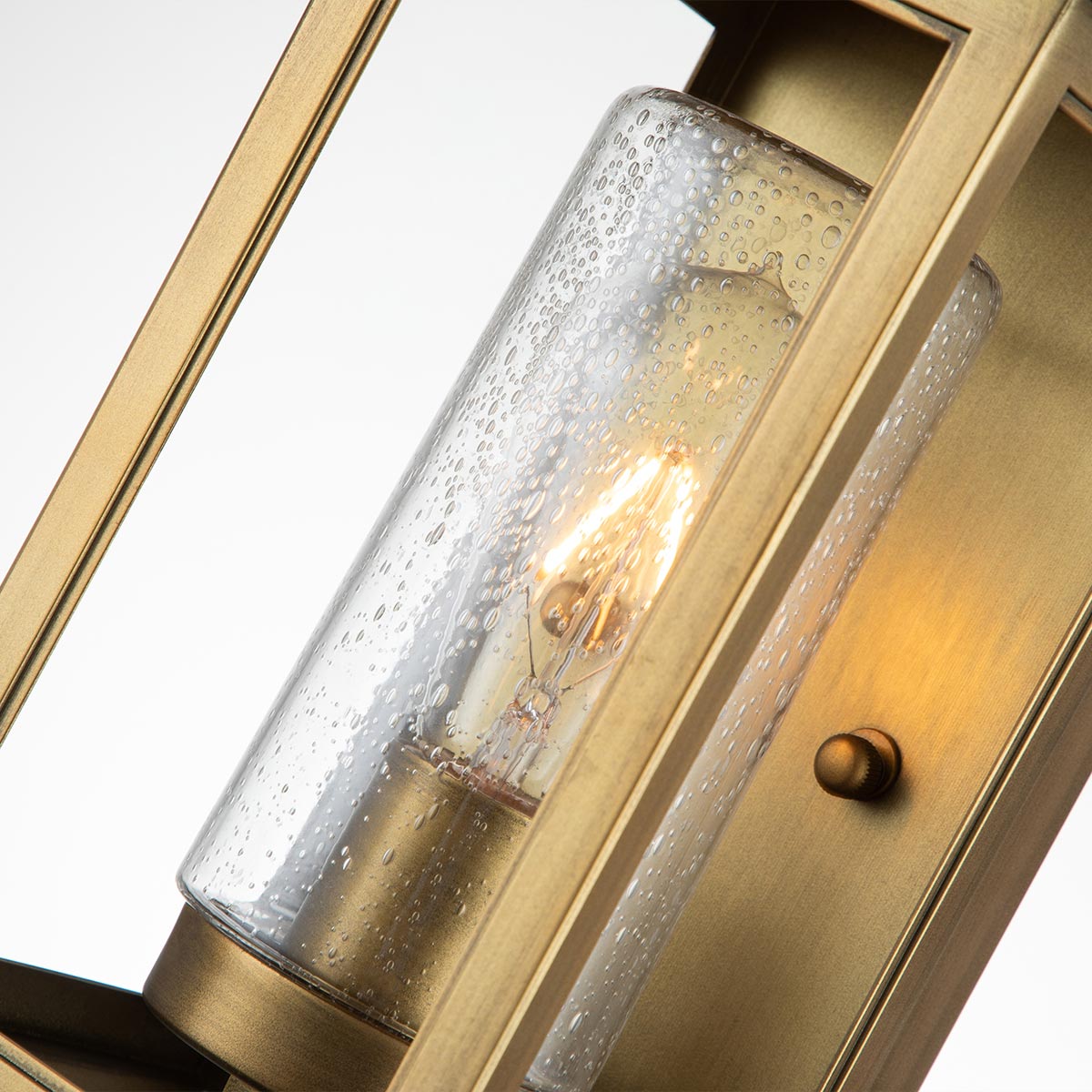 Atwater 35cm Messing buitenlamp Van Elstead Lighting - Med IP44-klassning &auml;r Atwater skyddad mot fukt och v&auml;derp&aring;verkan, vilket g&ouml;r den till en elegant och l&aring;ngvarig l&ouml;sning f&ouml;r entr&eacute;er, uteplatser och tr&auml;dg&aring;rdsmilj&ouml;er.