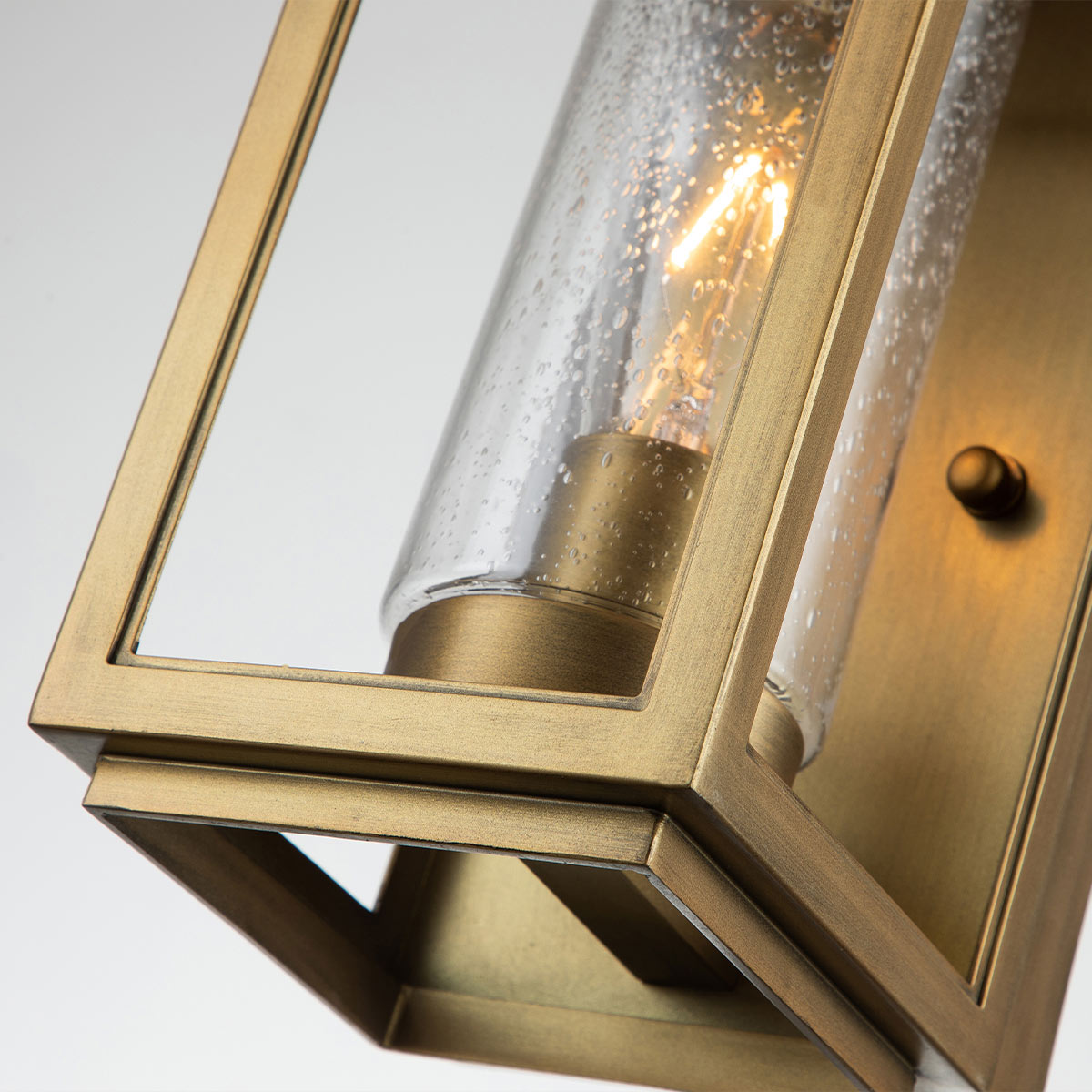 Atwater 35cm Messing buitenlamp Van Elstead Lighting - Med IP44-klassning &auml;r Atwater skyddad mot fukt och v&auml;derp&aring;verkan, vilket g&ouml;r den till en elegant och l&aring;ngvarig l&ouml;sning f&ouml;r entr&eacute;er, uteplatser och tr&auml;dg&aring;rdsmilj&ouml;er.