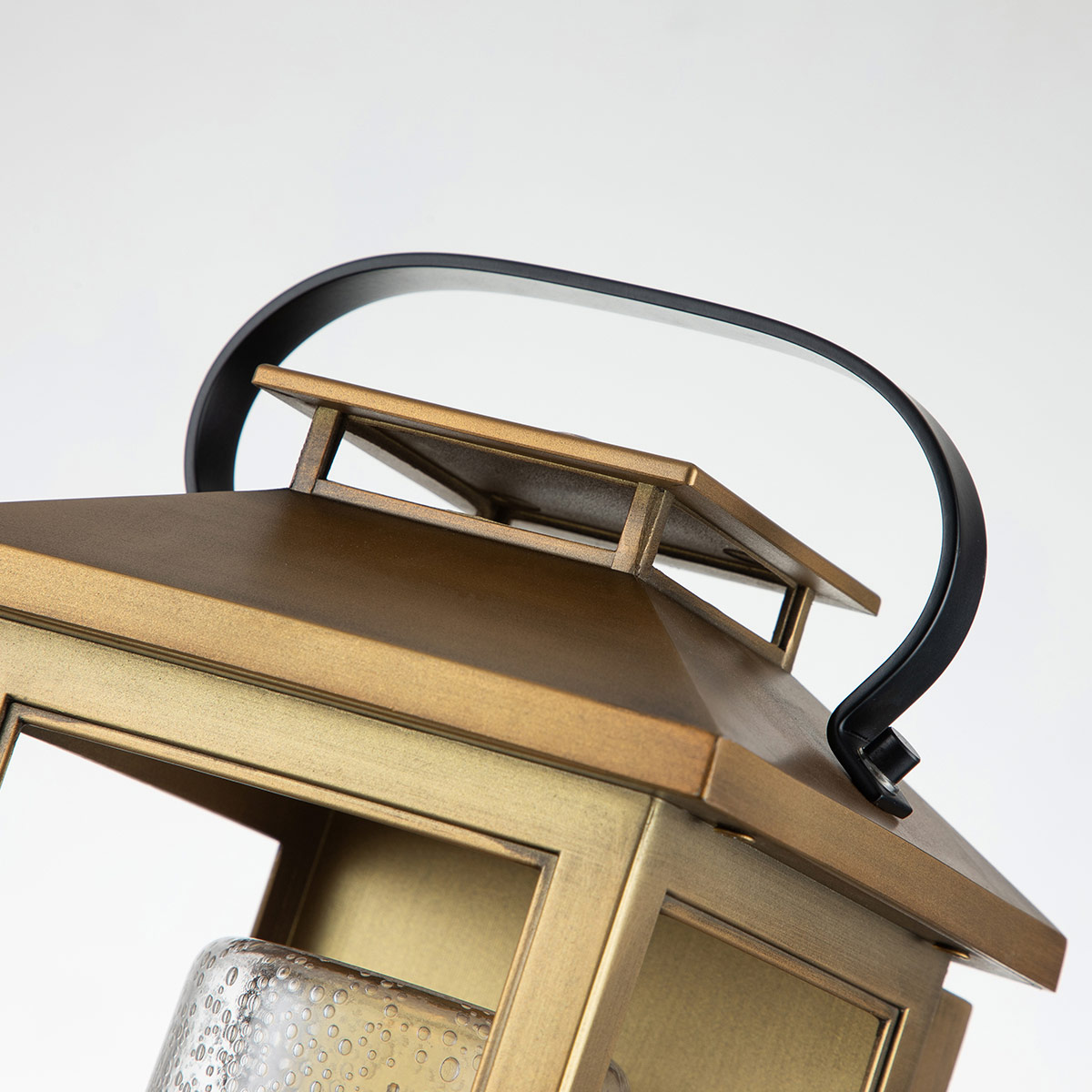 Atwater 35cm Messing buitenlamp Van Elstead Lighting - Med IP44-klassning &auml;r Atwater skyddad mot fukt och v&auml;derp&aring;verkan, vilket g&ouml;r den till en elegant och l&aring;ngvarig l&ouml;sning f&ouml;r entr&eacute;er, uteplatser och tr&auml;dg&aring;rdsmilj&ouml;er.