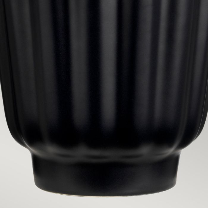 Bexley 56cm Zwart tafellamp Van Elstead Lighting - Den levereras med en avsmalnande lampsk&auml;rm i svart konstsilke med en m&auml;ssingf&auml;rgad insida, handgjord i Storbritannien.