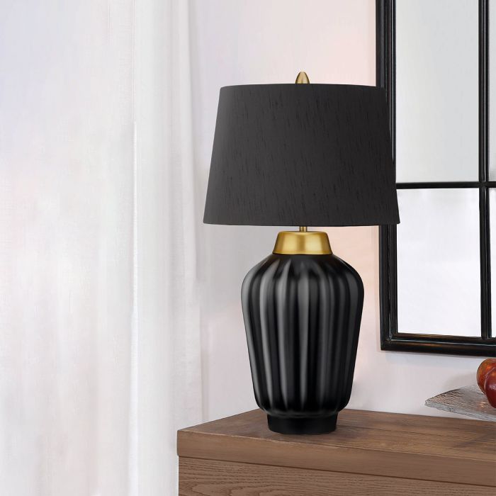 Bexley 56cm Zwart tafellamp Van Elstead Lighting - Den levereras med en avsmalnande lampsk&auml;rm i svart konstsilke med en m&auml;ssingf&auml;rgad insida, handgjord i Storbritannien.