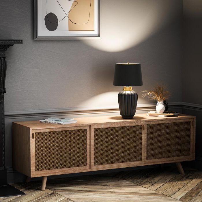 Bexley 56cm Zwart tafellamp Van Elstead Lighting - Den levereras med en avsmalnande lampsk&auml;rm i svart konstsilke med en m&auml;ssingf&auml;rgad insida, handgjord i Storbritannien.