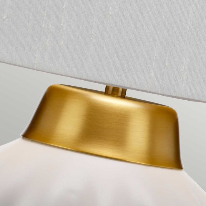 Bexley 56cm Wit tafellamp Van Elstead Lighting - Den levereras med en avsmalnande lampsk&auml;rm i ljus elfenbensf&auml;rgad konstsilke med en m&auml;ssingf&auml;rgad insida, handgjord i Storbritannien.