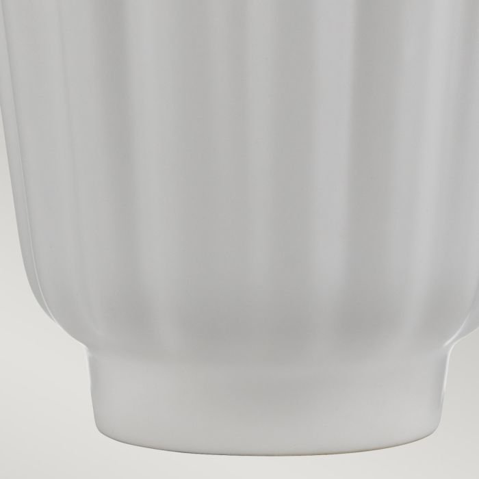 Bexley 56cm Wit tafellamp Van Elstead Lighting - Den levereras med en avsmalnande lampsk&auml;rm i ljus elfenbensf&auml;rgad konstsilke med en m&auml;ssingf&auml;rgad insida, handgjord i Storbritannien.