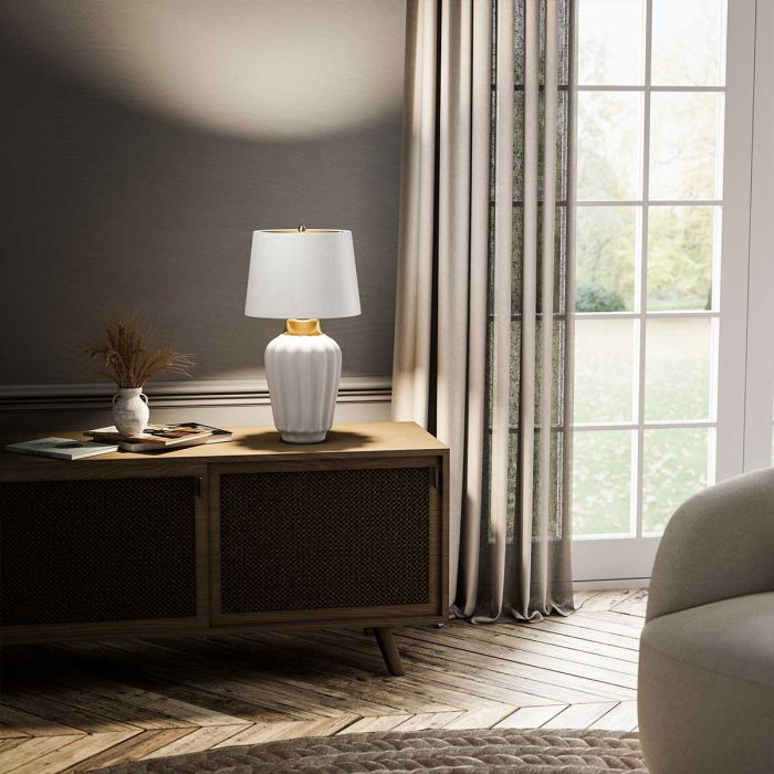 Bexley 56cm Wit tafellamp Van Elstead Lighting - Den levereras med en avsmalnande lampsk&auml;rm i ljus elfenbensf&auml;rgad konstsilke med en m&auml;ssingf&auml;rgad insida, handgjord i Storbritannien.