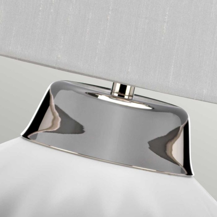 Bexley 56cm Wit tafellamp Van Elstead Lighting - Den levereras med en avsmalnande lampsk&auml;rm i ljus elfenbensf&auml;rgad konstsilke med en silverlaminerad insida, handgjord i Storbritannien.