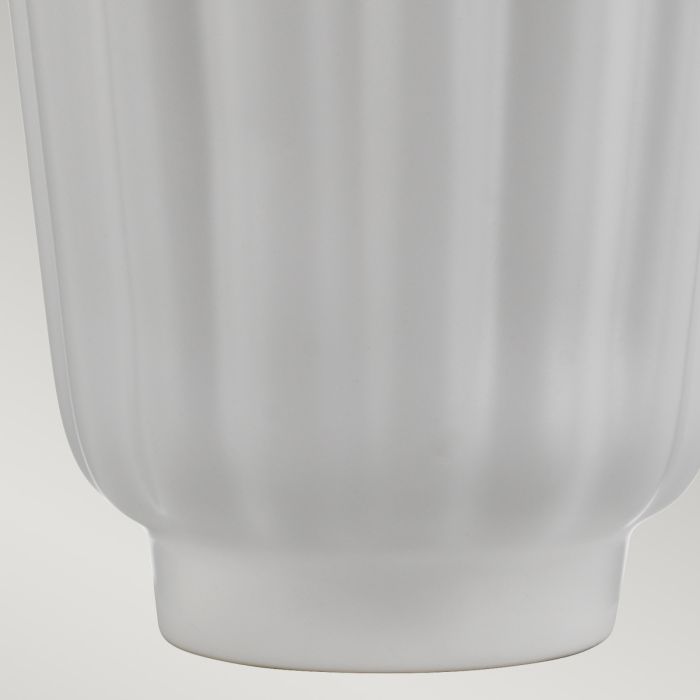 Bexley 56cm Wit tafellamp Van Elstead Lighting - Den levereras med en avsmalnande lampsk&auml;rm i ljus elfenbensf&auml;rgad konstsilke med en silverlaminerad insida, handgjord i Storbritannien.