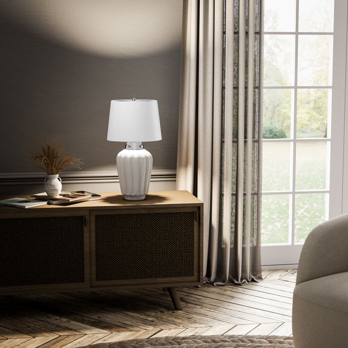 Bexley 56cm Wit tafellamp Van Elstead Lighting - Den levereras med en avsmalnande lampsk&auml;rm i ljus elfenbensf&auml;rgad konstsilke med en silverlaminerad insida, handgjord i Storbritannien.
