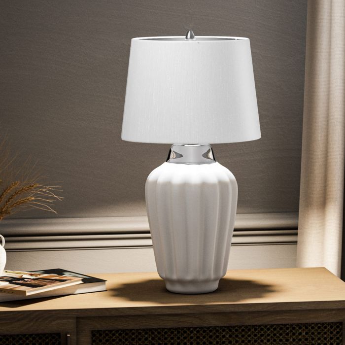 Bexley 56cm Wit tafellamp Van Elstead Lighting - Den levereras med en avsmalnande lampsk&auml;rm i ljus elfenbensf&auml;rgad konstsilke med en silverlaminerad insida, handgjord i Storbritannien.