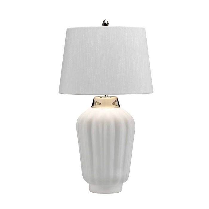 Bexley 56cm Wit tafellamp Van Elstead Lighting - Den levereras med en avsmalnande lampsk&auml;rm i ljus elfenbensf&auml;rgad konstsilke med en silverlaminerad insida, handgjord i Storbritannien.