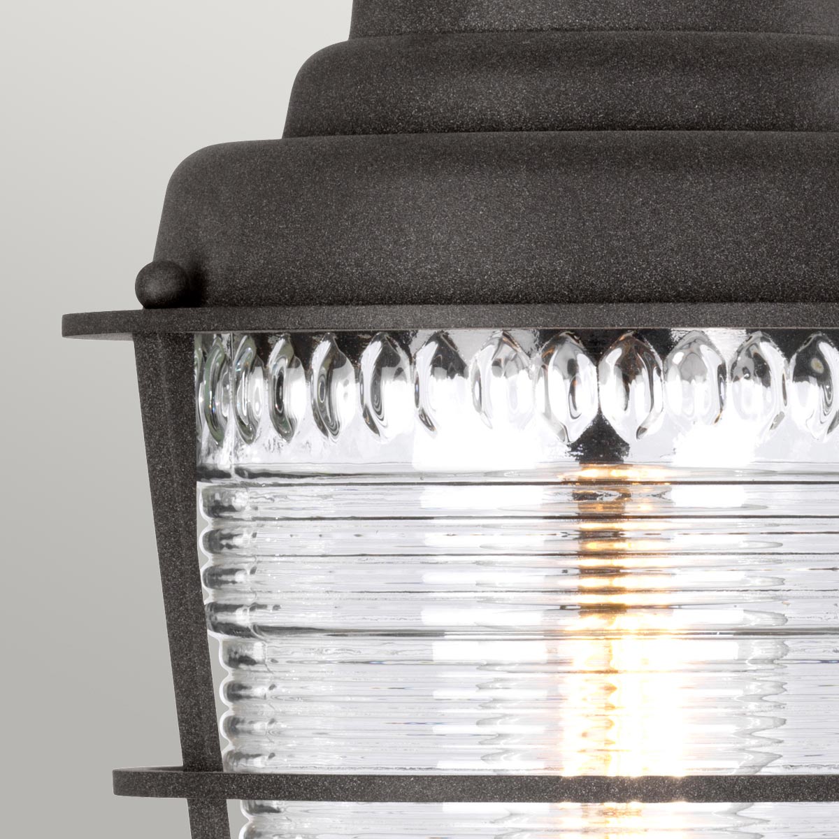 Chance Harbor 50cm Zink Van Elstead Lighting - Chance Harbor is een klassieke en robuuste havenlantaarn met een ontwerp geïnspireerd op de maritieme stijl.