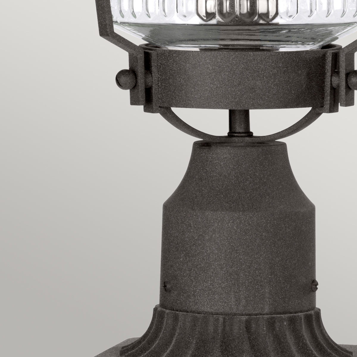 Chance Harbor 50cm Zink Van Elstead Lighting - Chance Harbor is een klassieke en robuuste havenlantaarn met een ontwerp geïnspireerd op de maritieme stijl.