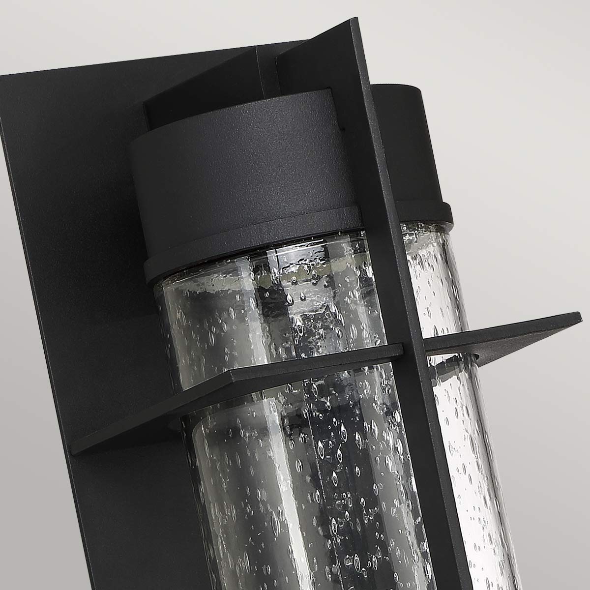 Eames 40cm Zwart buitenlamp Van Elstead Lighting - Eames &auml;r en modern och stilren fasadlampa med en industriell touch.