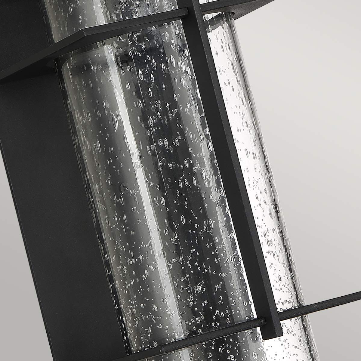 Eames 40cm Zwart buitenlamp Van Elstead Lighting - Eames &auml;r en modern och stilren fasadlampa med en industriell touch.