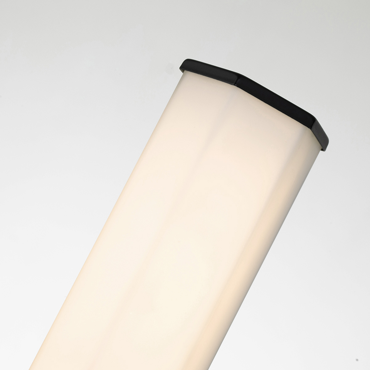 Facet 35cm Zwart badkamerlamp Van Elstead Lighting - Facet is een moderne en stijlvolle badkamerlamp die functionaliteit en esthetiek combineert.