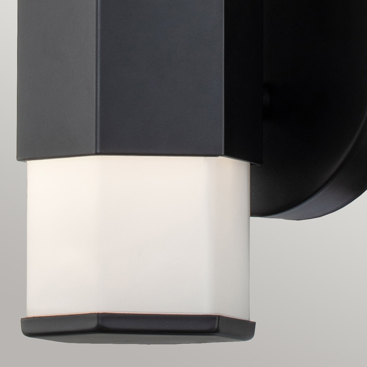 Facet 35cm Zwart badkamerlamp Van Elstead Lighting - Facet is een moderne en stijlvolle badkamerlamp die functionaliteit en esthetiek combineert.