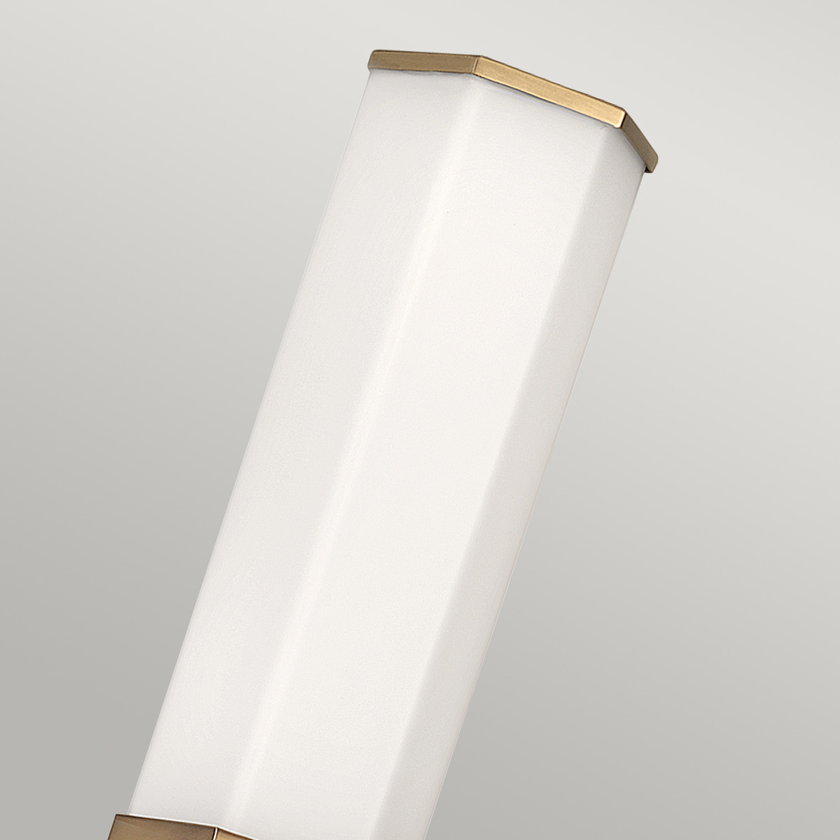 Facet 35cm Antiek messing badkamerlamp Van Elstead Lighting - Facet is een moderne en stijlvolle badkamerlamp die functionaliteit en esthetiek combineert.