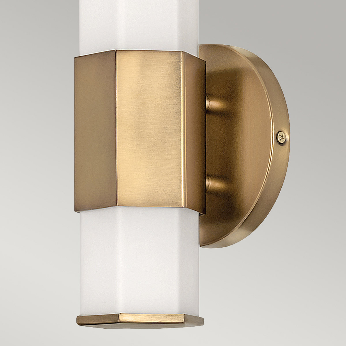 Facet 35cm Antiek messing badkamerlamp Van Elstead Lighting - Facet is een moderne en stijlvolle badkamerlamp die functionaliteit en esthetiek combineert.