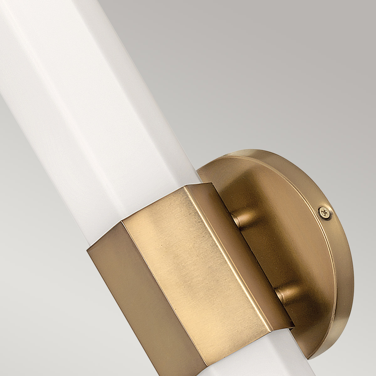 Facet 35cm Antiek messing badkamerlamp Van Elstead Lighting - Facet is een moderne en stijlvolle badkamerlamp die functionaliteit en esthetiek combineert.