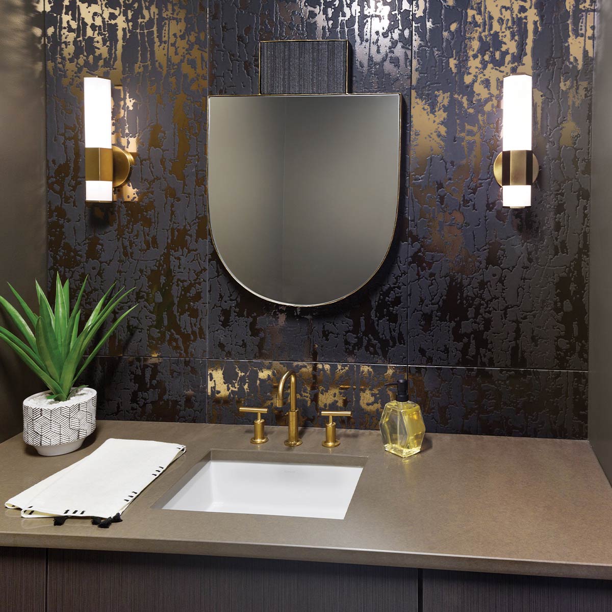 Facet 35cm Antiek messing badkamerlamp Van Elstead Lighting - Facet is een moderne en stijlvolle badkamerlamp die functionaliteit en esthetiek combineert.
