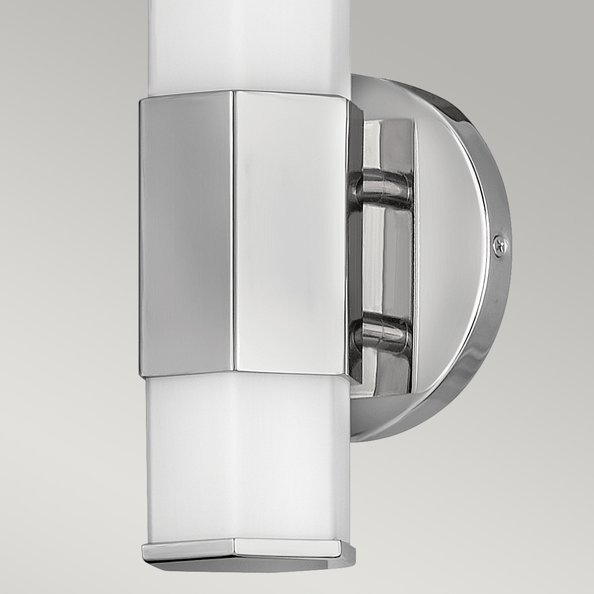 Facet 35cm Chroom badkamerlamp Van Elstead Lighting - Facet is een moderne en stijlvolle badkamerlamp die functionaliteit en esthetiek combineert.