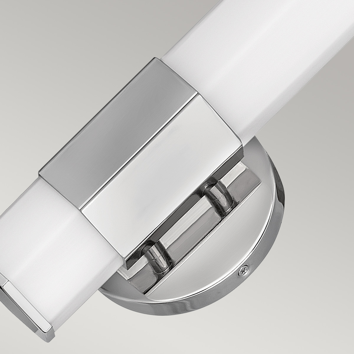 Facet 35cm Chroom badkamerlamp Van Elstead Lighting - Facet is een moderne en stijlvolle badkamerlamp die functionaliteit en esthetiek combineert.