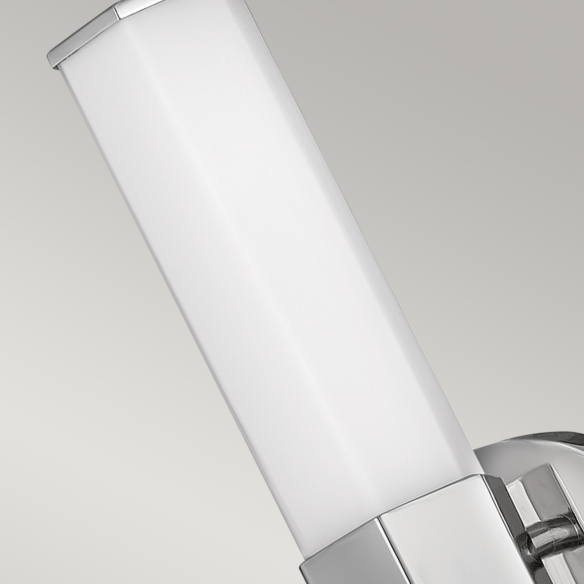 Facet 35cm Chroom badkamerlamp Van Elstead Lighting - Facet is een moderne en stijlvolle badkamerlamp die functionaliteit en esthetiek combineert.