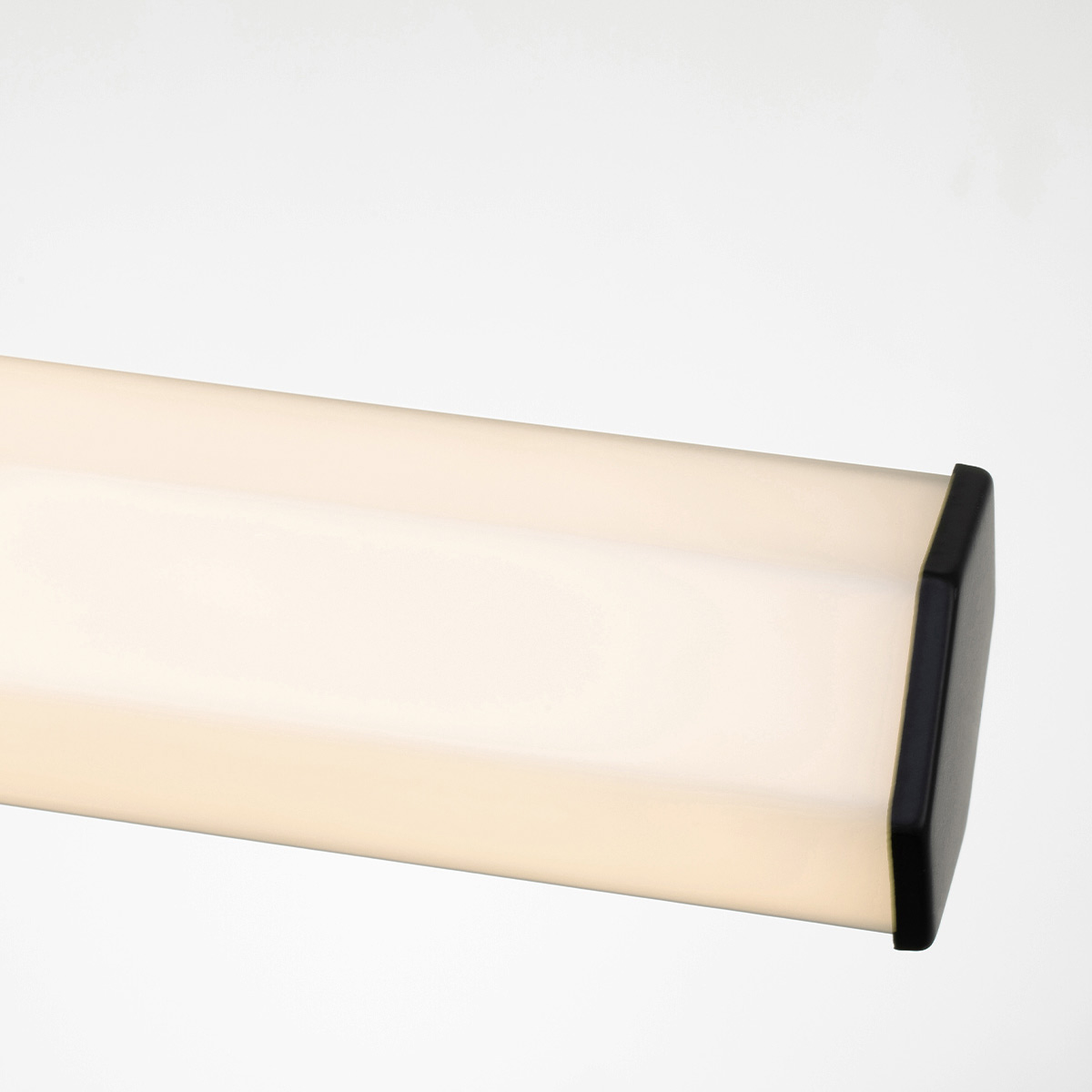Facet 65cm Zwart badkamerlamp Van Elstead Lighting - Facet is een moderne en stijlvolle badkamerlamp die functionaliteit en esthetiek combineert.