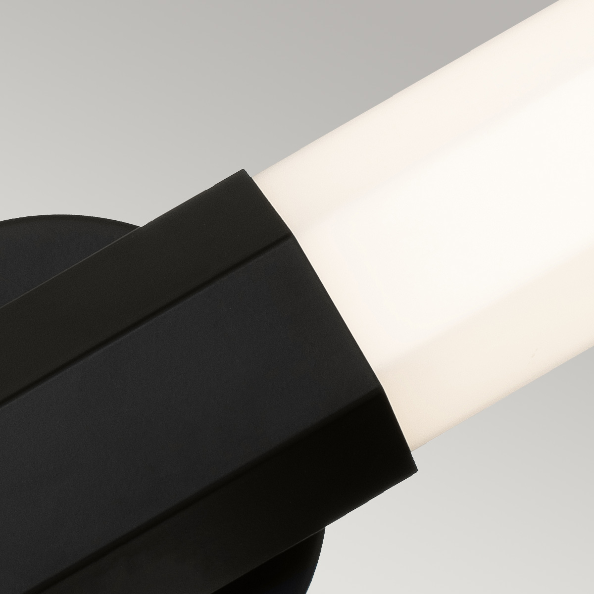 Facet 65cm Zwart badkamerlamp Van Elstead Lighting - Facet is een moderne en stijlvolle badkamerlamp die functionaliteit en esthetiek combineert.