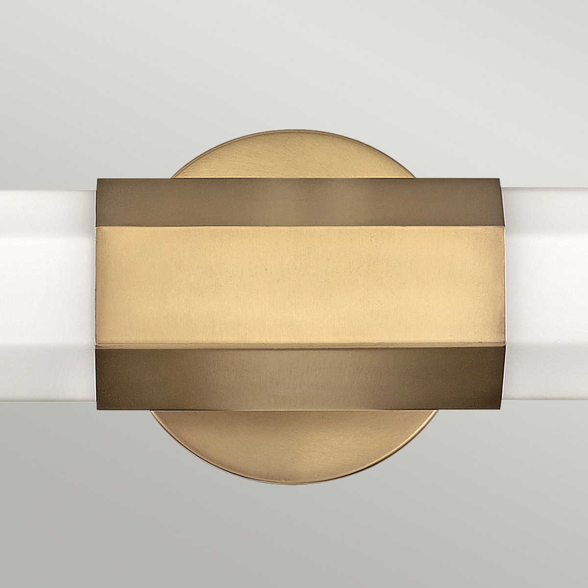 Facet 65cm Antiek messing badkamerlamp Van Elstead Lighting - Facet is een moderne en stijlvolle badkamerlamp die functionaliteit en esthetiek combineert.