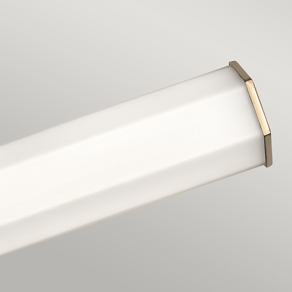 Facet 65cm Antiek messing badkamerlamp Van Elstead Lighting - Facet is een moderne en stijlvolle badkamerlamp die functionaliteit en esthetiek combineert.