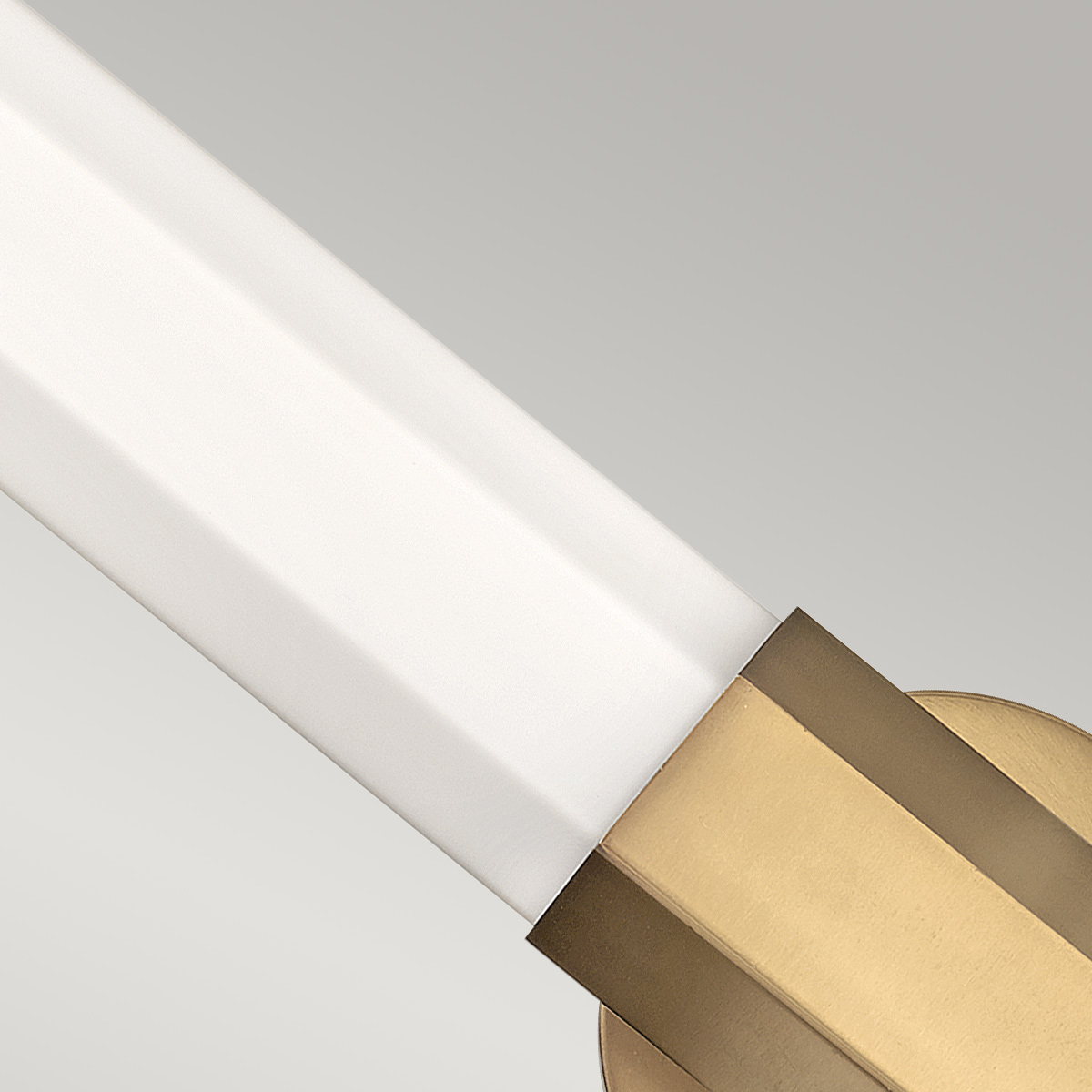 Facet 65cm Antiek messing badkamerlamp Van Elstead Lighting - Facet is een moderne en stijlvolle badkamerlamp die functionaliteit en esthetiek combineert.