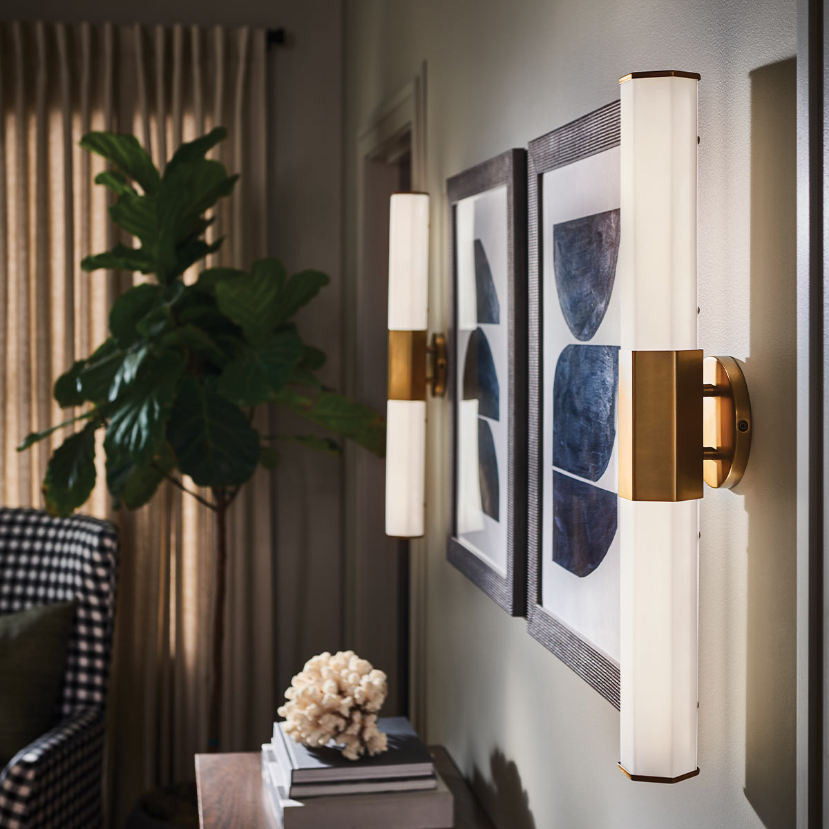 Facet 65cm Antiek messing badkamerlamp Van Elstead Lighting - Facet is een moderne en stijlvolle badkamerlamp die functionaliteit en esthetiek combineert.