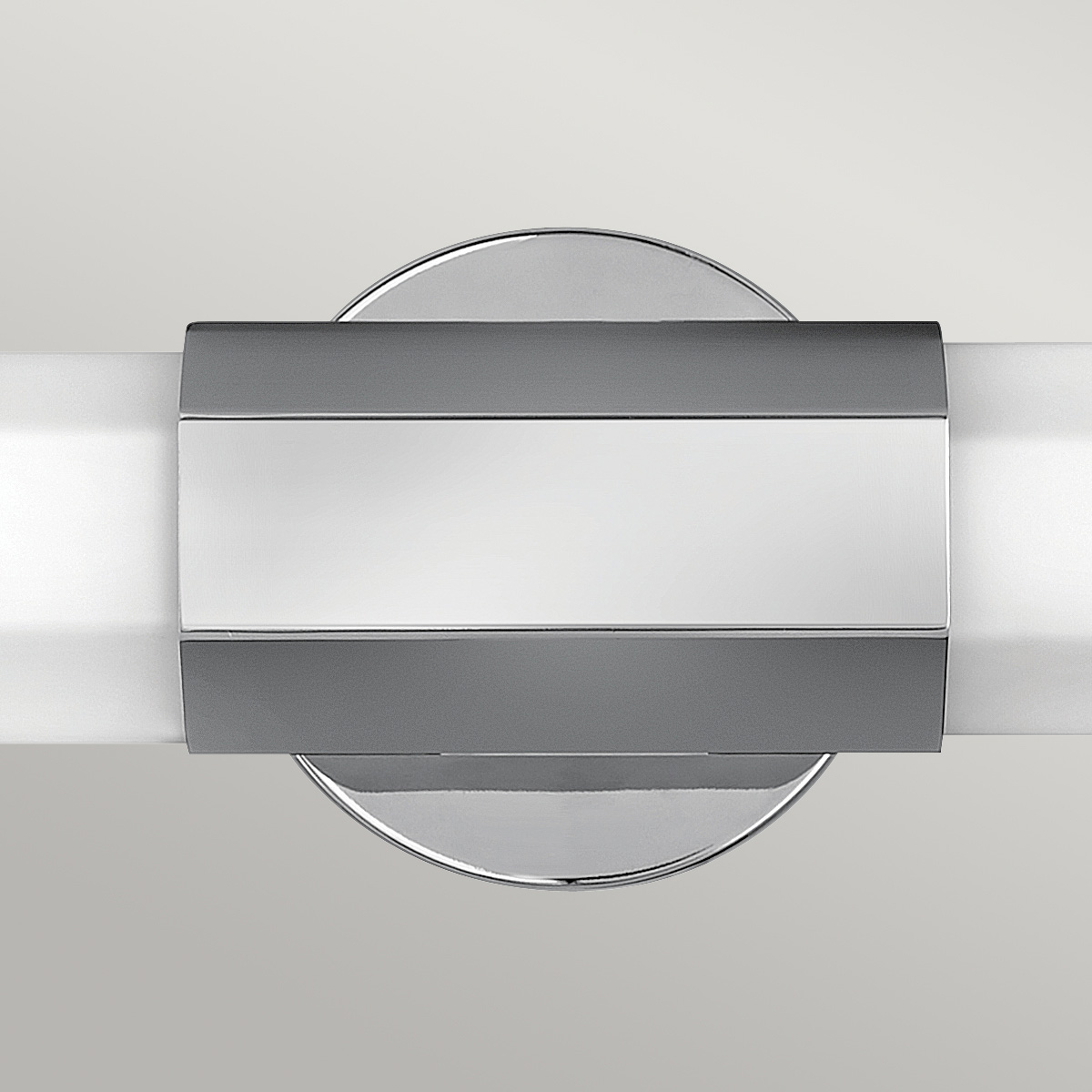 Facet 65cm Chroom badkamerlamp Van Elstead Lighting - Facet is een moderne en stijlvolle badkamerlamp die functionaliteit en esthetiek combineert.