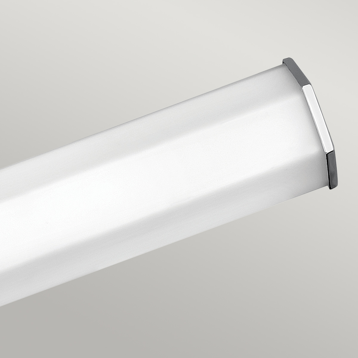 Facet 65cm Chroom badkamerlamp Van Elstead Lighting - Facet is een moderne en stijlvolle badkamerlamp die functionaliteit en esthetiek combineert.